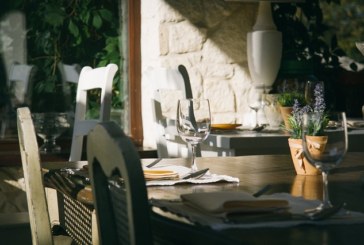 איך תבחרו שולחן אירוח שמתאים לצרכים ולשטח שלכם